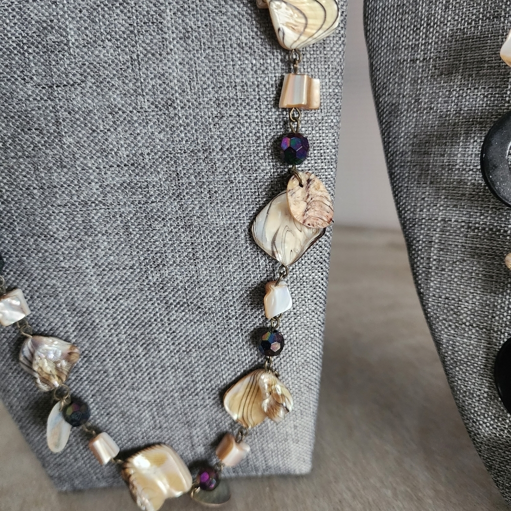 Source Unknown Shell and Black Necklace Set - Picture 3 of 11